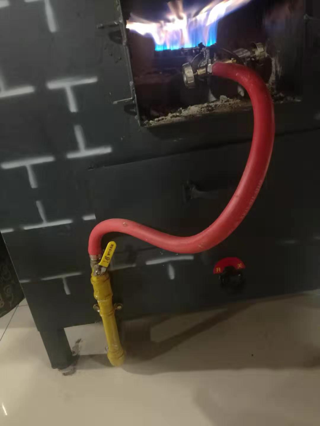 用大鍋臺烹飪美食的時(shí)候怎么去燒火呢？